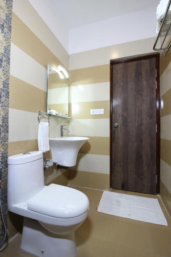 Hotel K11 Халдвані Екстер'єр фото