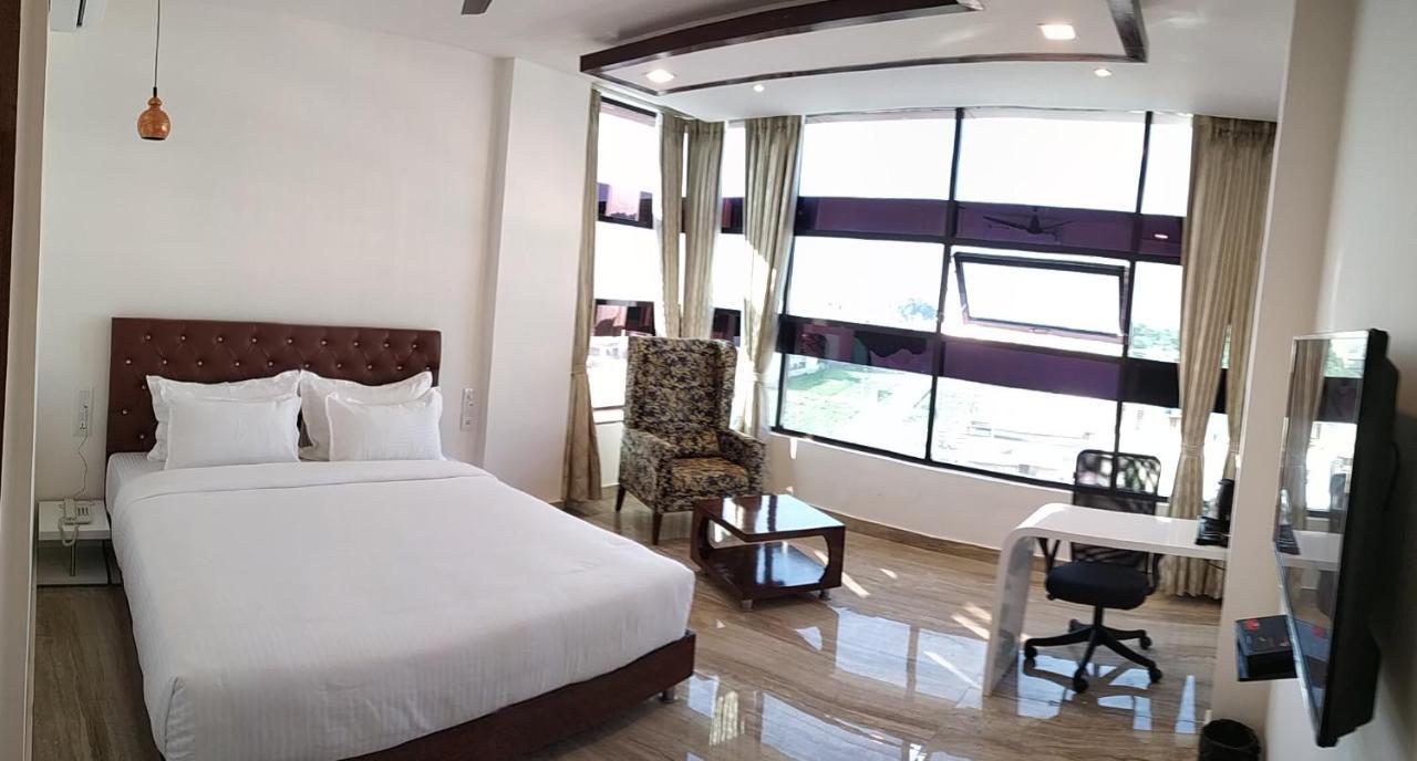 Hotel K11 Халдвані Екстер'єр фото